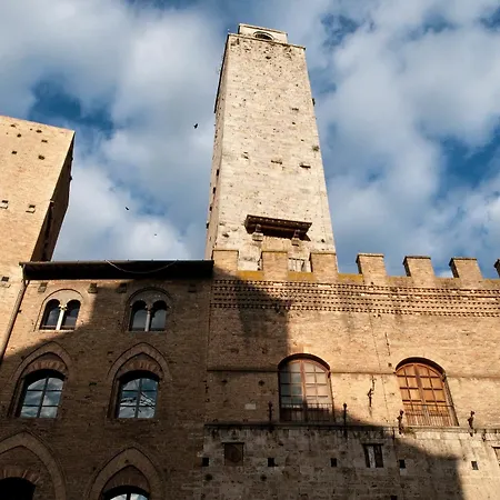 Palazzo Tortoli سان جيمينيانو
