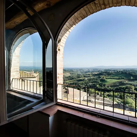 Palazzo Tortoli سان جيمينيانو