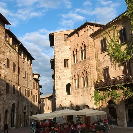 Palazzo Tortoli * سان جيمينيانو